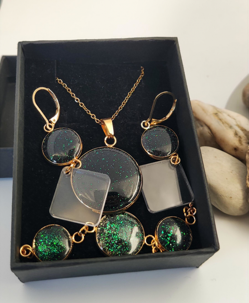 Handcrafted sparkling emerald green jewelry set with necklace, earrings, and bracelet in luxury black gift boxes